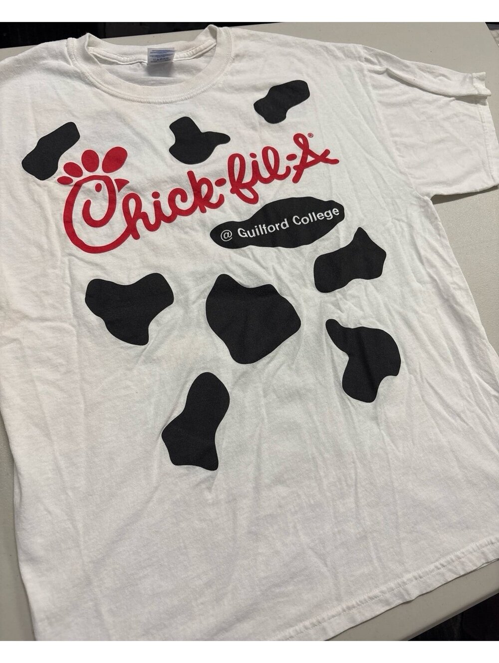 Vintage Chick-fil-A Guilford College Cow Print Shirt Sz L Eat Chikin Watch Pigs